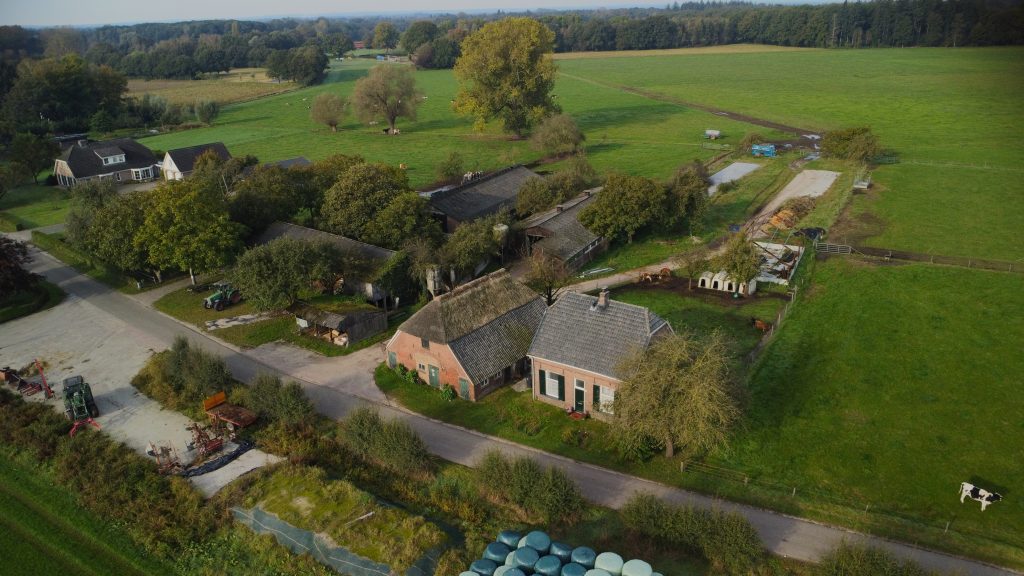 Luchtfoto van onze boerderij genomen in september 2024