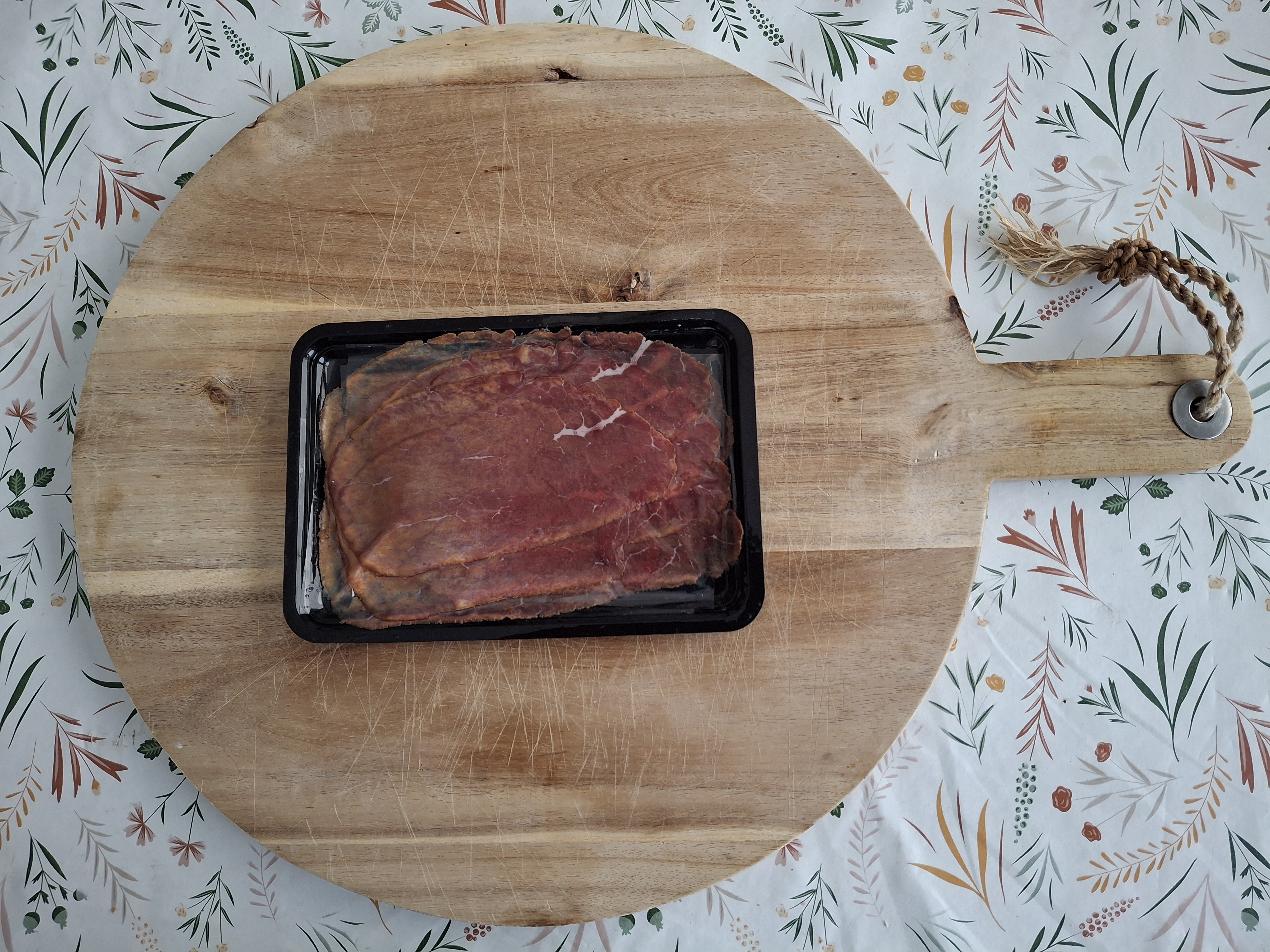 Dun gesneden rookvlees vacuum verpakt en diepgevroren