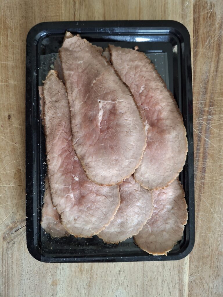 Dunne plakjes rosbief die zijn diepgevroren en vacuüm verpakt